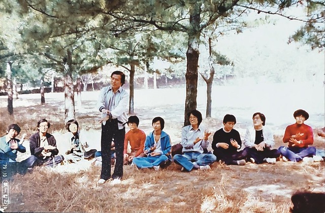 서울대 한국대학생선교회가 1979년 야외에서 모임을 갖고 있다.    윤여표 전 충북대 총장 제공