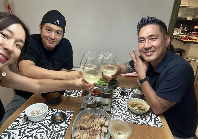 혼성그룹 ‘샵’ 출신 이지혜가 10년만에 멤버들과 만난 사진을 공개해 눈길을 끈다. [사진출처 = 인스타그램]