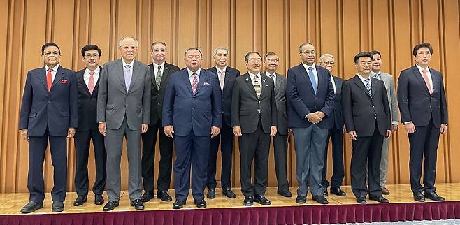 류진 한국경제인협회 회장(왼쪽 셋째)을 비롯한 각국 경제단체장들이 5일 일본 도쿄 게이단렌 회관에서 열린 제13차 아시아비즈니스서밋에서 기념촬영을 하고 있다. 이날 포럼에는 한국 경제계를 대표해 참석한 한국경제인협회와 주최 측인 게이단렌을 비롯해 중국국제무역촉진위원회, 인도산업연맹, 인도네시아상공회의소, 싱가포르경제인연합회, 태국상공업금융합동상임위원회, 미얀마상공회의소 등 13개 경제단체가 참여했다. 공동성명서에는 한경협이 제안한 국가 간 데이터 이동 자유화와 자유무역 촉진 등이 포함됐다.  한국경제인협회