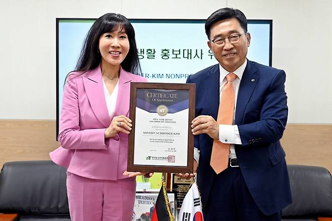 홍보대사에 위촉된 김소연 이사장(왼쪽)과 김춘진 aT사장.