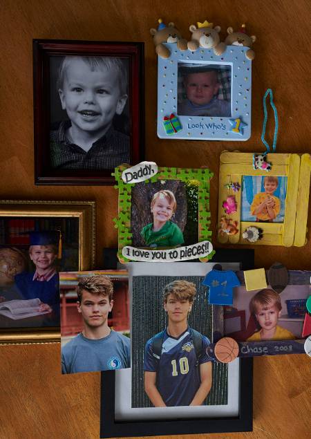 16살 미국 소년 체이스 나스카의 사진들. 어렸을 때부터 차곡차곡 쌓인 생의 기억들. 이를 송두리째 앗아간 건 여러 원인이 있겠으나, 그중엔 알고리즘이 극단적으로 추천하는 영상들도 영향을 미쳤단 지적이 나왔다. 그게 아니었다면 어땠을까. 가족들은 그런 생각을 얼마나 많이 했을지./사진=블룸버그