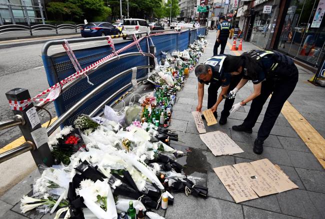 5일 오전 서울 중구 시청역 근처 ‘역주행 교통사고’ 추모공간에 경찰이 추모와 관련 없는 글들을 수거해가고 있다.  박윤슬 기자