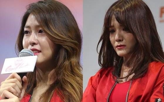 걸그룹 AOA 멤버 설현과 지민이 2016년 5월 신곡 '굿럭(Good Luck)' 쇼케이스 당시 역사 무지 논란과 관련해 눈물을 흘리며 사과하고 있다. [연합]