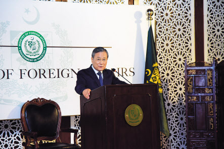 신성철 전 KAIST 총장이 ‘파키스탄 대학 부총장 심포지엄’에 참석, 기조강연을 하고 있다. [외교부 제공]