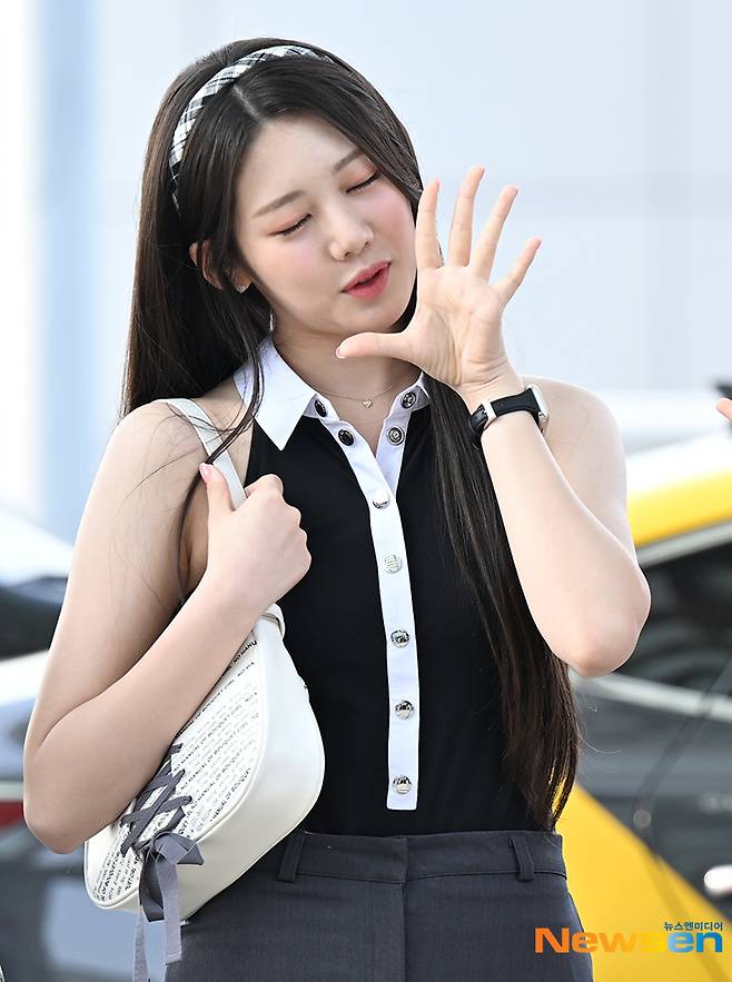 지난 6월 14일 인천공항에서 출국하는 멤버 로라, ‘상냥하게 요청애교’