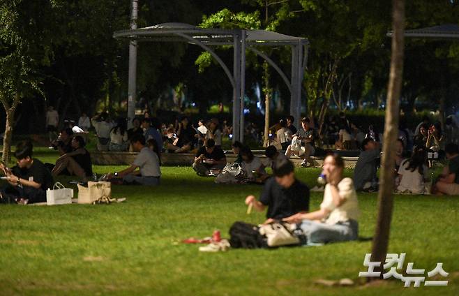 전국 대부분 대도시 지역에 열대야 현상이 나타난 2일 서울 반포한강공원을 시민들이 더위를 식히고 있다. 열대야는 오후 6시 1분부터 이튿날 오전 9시까지 밤에 기온이 잠을 이루기 어려운 수준인 25도 이상을 유지하는 현상을 말한다. 박종민 기자