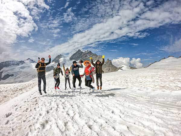 알프스 만년설산의 낭만을 즐기는 한국 등산인들. 완만한 설원을 따라 걷는 길이라 쉽고 안전하다.