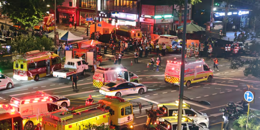 1일 밤 서울 중구 시청역 부근에서 한 남성이 몰던 차가 인도로 돌진해 최소 13명 사상자가 발생, 구조대원들이 현장을 수습하고 있다. /뉴스1