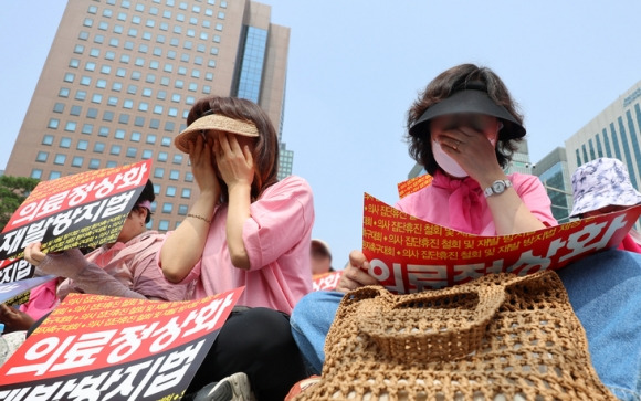 눈물 흘리는 참가자 - 한국환자단체연합회, 한국유방암환우총연합회, 한국희귀·난치성질환연합회 등 환자 단체 회원들이 4일 서울 종로구 보신각 앞에서 의사 집단휴진 철회와 재발방지법 제정을 촉구하며 눈물을 흘리고 있다.  연합뉴스