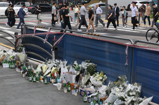 지난 4일 오전 서울 중구 시청역 인근 16명의 사상자를 낸 희생 현장에 추모객들이 남긴 꽃들이 놓여 있다. /연합뉴스