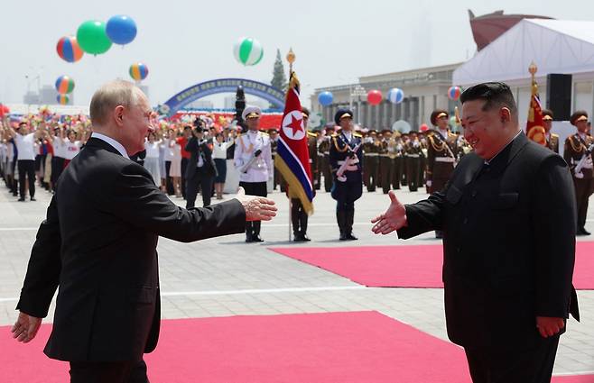 6월19일 푸틴 러시아 대통령(왼쪽)과 김정은 북한 국무위원장이 평양 김일성 광장에서 열린 공식 환영식에서 악수하고 있다. ⓒAFP PHOTO