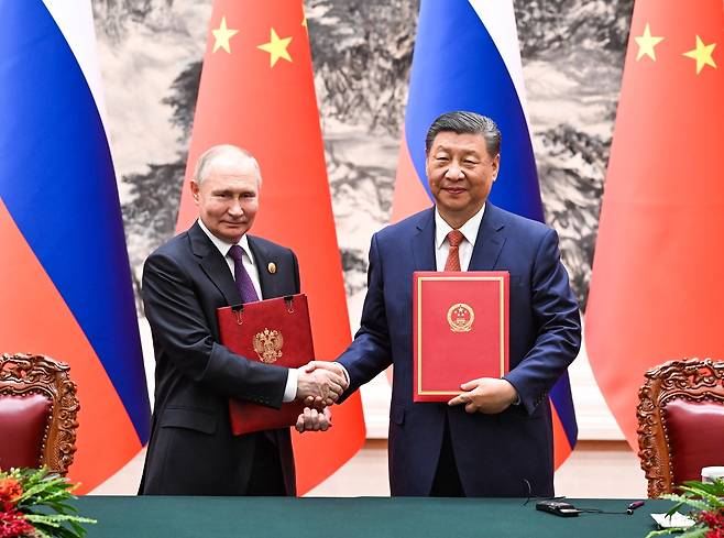 5월16일 푸틴 러시아 대통령과 시진핑 중국 국가주석(오른쪽)이 공동 기자회견에 앞서 악수하고 있다. ⓒEPA