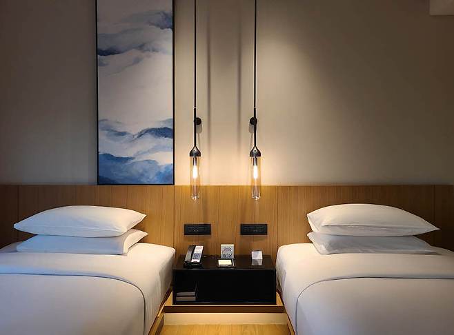 적절한 위치에 놓인 적당한 조명과 바삭거리는 침구