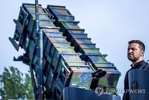 독일에서 패트리엇 포대를 배경으로 발언 중인 볼로디미르 젤렌스키 우크라이나 대통령 [AFP=연합뉴스 자료사진. 재판매 및 DB 금지]