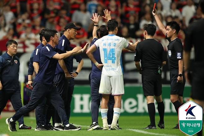 심판에게 항의해 퇴장 당하는 박태하 감독. (한국프로축구연맹 제공)