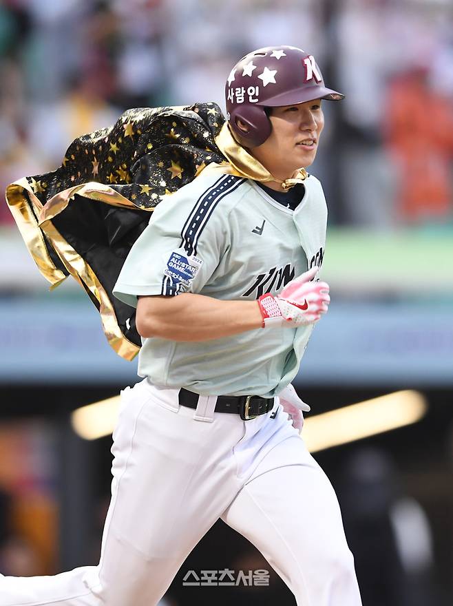 나눔팀 키움 김혜성이 6일 인천 SSG랜더스필드에서 진행된 2024 KBO리그 올스타전 1회초 무사 2루 상황에서 볼넷으로 출루를 하고 있다. 2024. 7. 6.  문학 | 박진업 기자 upandup@sportsseoul.com