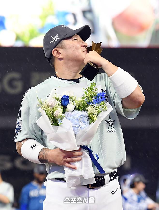 나눔 올스타 최형우가 6일 인천SSG랜더스필드에서 진행된 2024 KBO 올스타전에서 홈런 포함 4타수 3안타 2타점 1득점을 기록하며 미스터 올스타로 선정된 뒤 트로피에 입맞춤 포즈를 취하고 있다. 문학 | 박진업 기자 upandup@sportsseoul.com