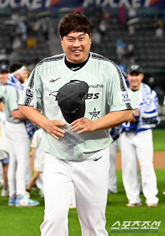 6일 인천 SSG랜더스필드에서 열린 2024 KBO 올스타전, 우수투수상 한화 류현진이 상을 받고 있다. 인천=허상욱 기자wook@sportschosun.com/2024.07.06/