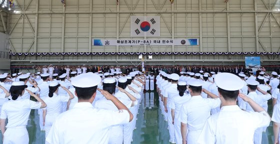 병역 자원이 줄면서 해군 부사관 후보생 수급에도 어려움을 겪고 있다. 지원의 문턱을 낮추기 위해 해군은 필기시험을 없애기로 했다. 사진공동취재단