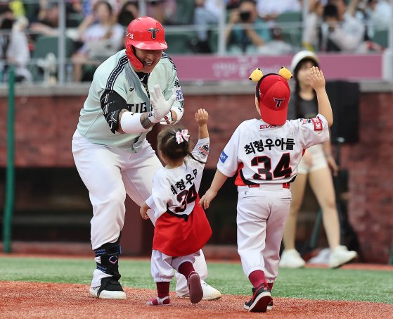 6일 오후 인천시 미추홀구 문학동 SSG랜더스필드에서 열린 '2024 신한 SOL Bank KBO 올스타전’ 나눔 올스타와 드림 올스타의 경기, 나눔팀 KIA 최형우가 2회 솔로홈런을 친 뒤 자녀들의 응원을 받고 있다. 뉴스1