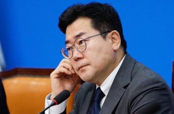 박찬대 더불어민주당 대표 직무대행 겸 원내대표가 5일 오전 서울 여의도 국회에서 열린 최고위원회의에 참석해 생각에 잠겨 있다. 뉴스1