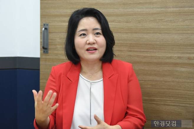 정지영 아이원 대표가 '래미안 원펜타스' 청약과 관련해 설명하고 있다. 사진=유채영 기자.