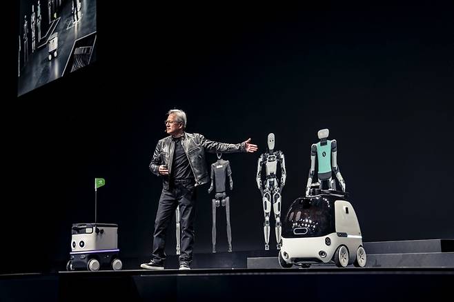 젠슨 황 엔비디아 최고경영자(CEO)의 기조연설 무대에 등장한 뉴빌리티의 자율주행 로봇 ‘뉴비’. (뉴빌리티 제공)