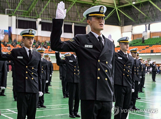 2023년 11월 24일 경남 창원시 진해구 해군교육사령부 호국관(체육관)에서 열린 ‘제281기 부사관 후보생 임관식’에서 신임 부사관이 선서하고 있다. 해군은 이날 122명의 정예 해군 부사관을 배출했다. 해군 제공