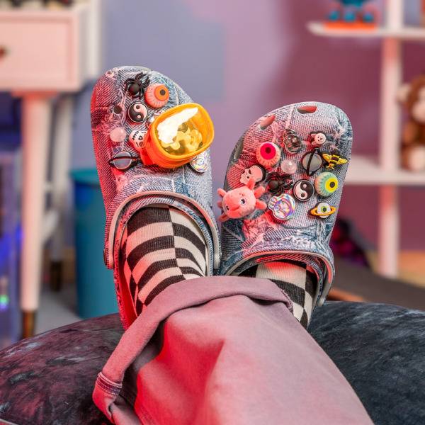 크록스 ‘클래식 데님 클로그' 제품 연출 이미지. [크록스 제공]