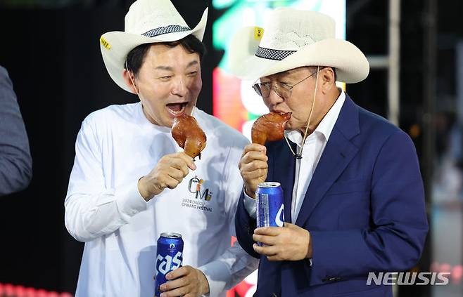 [대구=뉴시스] 이무열 기자 = 홍준표 대구시장과 원희룡 국민의힘 당 대표 후보가 3일 오후 대구 달서구 두류공원 2.28 자유광장에서 열린 '2024 대구 치맥 페스티벌'에서 맥주와 치킨을 먹고 있다. 2024.07.03. lmy@newsis.com