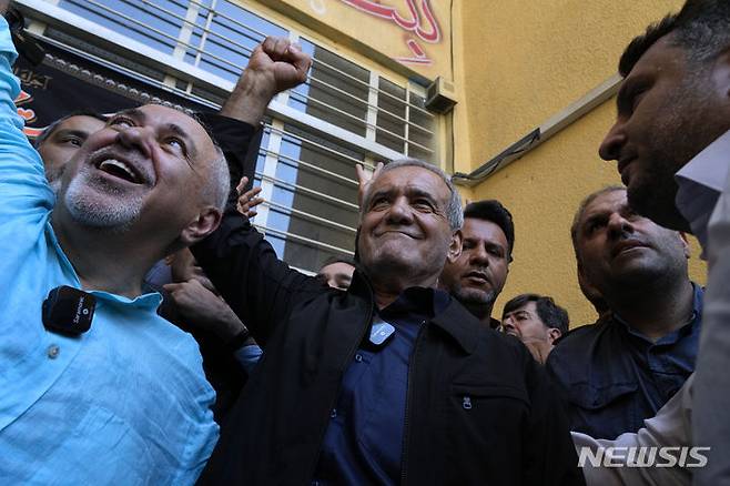[테헤란=AP/뉴시스]이란의 온건개혁파 마수드 페제시키안 대선 후보가 결선투표에서 승리했다고 메흐르통신 등이 6일(현지시각) 보도했다. 사진은 투표 당일인 5일 그가 이란 테헤란 인근의 한 투표소에 투표를 마친 후 지지자들에게 인사하는 모습. 2024.07.06.