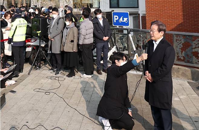 1월 2일 부산 일정 중 흉기 피습을 당한 이재명 더불어민주당 대표가 1월 10일 서울 종로구 서울대병원에서 퇴원하며 입장을 말하고 있다. [뉴시스]