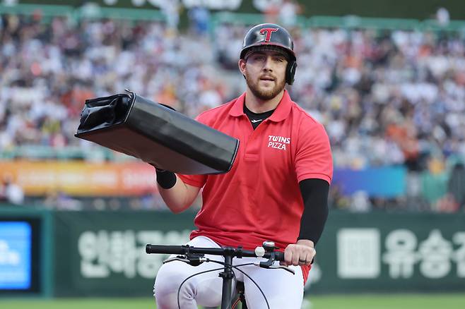 LG 오스틴이 6일 인천SSG랜더스필드에서 열린 올스타전에서 피자 배달 퍼포먼스를 펼치고 있다. 연합뉴스