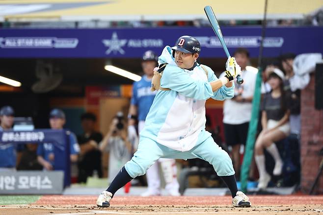 두산 정수빈이 6일 인천SSG랜더스필드에서 열린 올스타전에서 수달 인형옷을 입고 책가방을 메고 어린이 퍼포먼스를 펼치고 있다. 연합뉴스