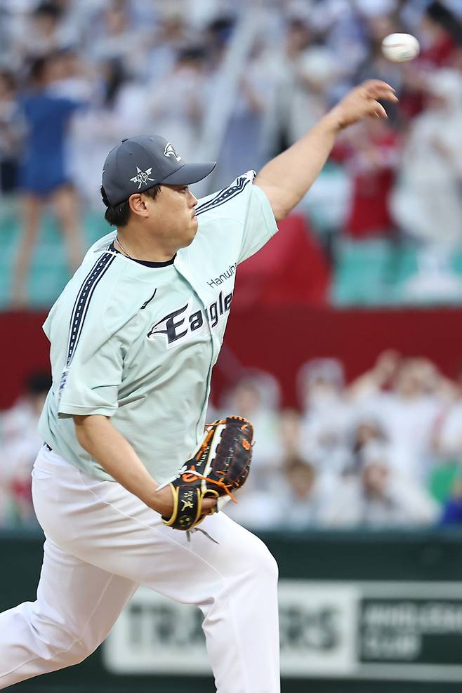 나눔 올스타 류현진이 6일 인천 SSG랜더스필드에서 열린 2024 KBO 올스타전에 선발 등판해 역투하고 있다. 연합뉴스