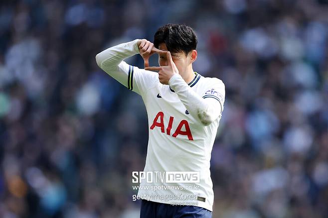 ▲ 각종 온라인 축구 커뮤니티에 따르면 손흥민은 지난 5일 경기도 용인 수지체육공원에 모습을 드러냈다. 그리고 일반인들을 상대로 조기 축구에 참여했다. 국가대표 골키퍼인 김승규도 함께였다. 프리미어리그 최고의 선수 중 한 명이자 한국 축구대표팀의 주장을 가까이서 볼 수 있는 기회였기에 이날 수지체육공원에는 2,000여 명 가까이 되는 인파가 몰린 것으로 확인됐다.