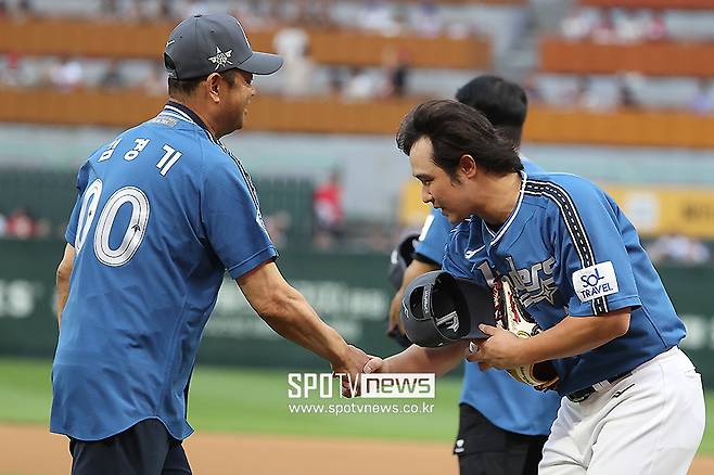 ▲올스타전 시구-시포 행사에 참여한 최정이 김경기와 악수하고 있다. ⓒ곽혜미 기자