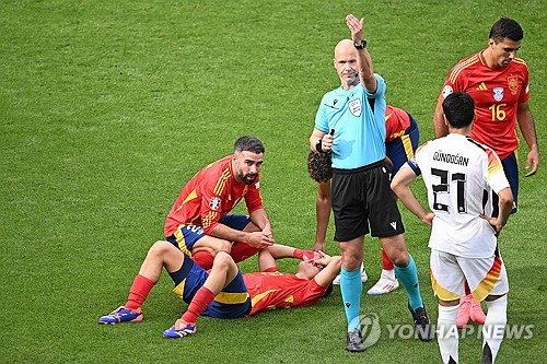 스페인이 6일(한국시간) 독일 슈투트가르트 아레나에서 열린 독일과의 대회 8강전에서 연장 막판 터진 미켈 메리노의 극장 골로 2-1로 승리해 4강에 진출했다. 이날 주심인 앤서니 테일러가 다시 한번 판정 논란에 휩싸였다. 연합뉴스