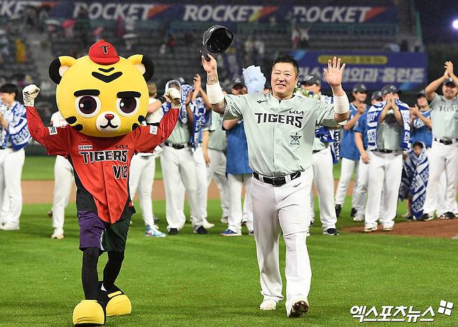 KIA 외야수 최형우는 6일 인천 SSG랜더스필드에서 열린 '2024 신한 SOL Bank KBO 리그 올스타전 프라이데이' 올스타전에서 결승포와 쐐기타를 포함해 2타점으로 나눔의 승리를 이끌며 올스타전 MVP로 뽑혔다. 인천, 박지영 기자