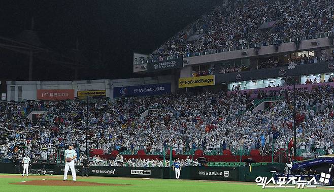 6일 오후 인천SSG랜더스필드에서 열린 '2024 신한 SOL Bank KBO 올스타전' 드림 올스타와 나눔 올스타의 경기, 나눔이 4:2의 스코어로 승리했다. 비가 쏟아지는 가운데 만원 관중이 열정적인 응원을 펼치고 있다. 인천, 박지영 기자