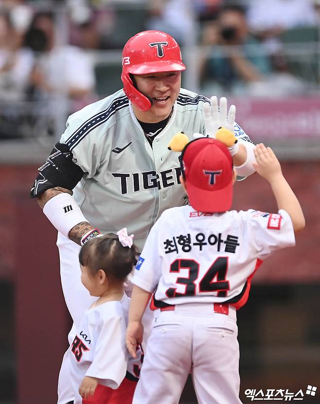 6일 오후 인천SSG랜더스필드에서 열린 '2024 신한 SOL Bank KBO 올스타전' 드림 올스타와 나눔 올스타의 경기, 2회초 나눔 선두타자 최형우가 선제 솔로포를 때려낸 뒤 홈에서 자녀들과 하이파이브를 나누고 있다. 인천, 박지영 기자