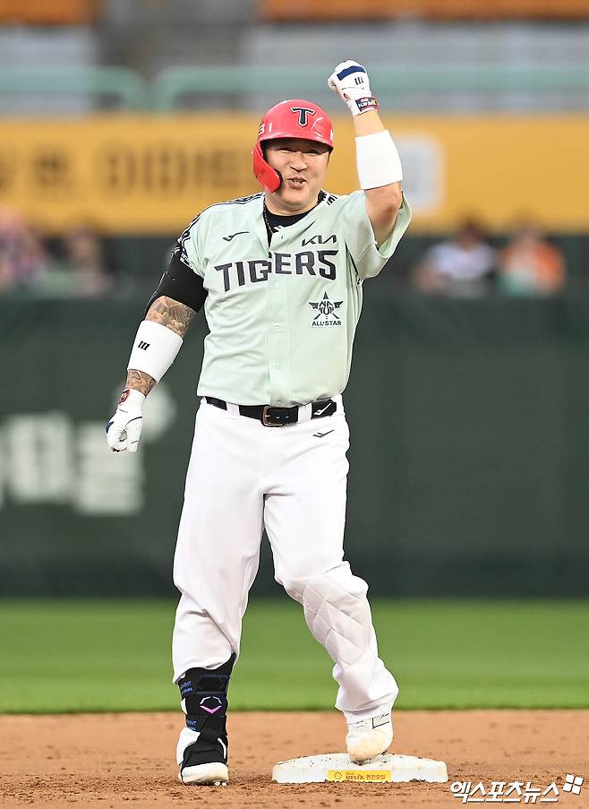 6일 오후 인천SSG랜더스필드에서 열린 '2024 신한 SOL Bank KBO 올스타전' 드림 올스타와 나눔 올스타의 경기, 3회초 2사 1루 나눔 최형우가 2루타를 때려낸 뒤 세리머니를 하고 있다. 인천, 박지영 기자