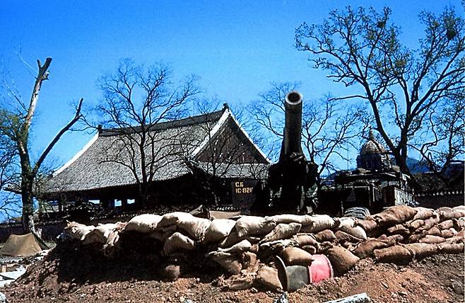 한국전쟁 당시 경회루 북쪽에 포진지가 설치된 모습. 전쟁을 겪으면서도 경회루는 온전한 모습으로 남았다. 1952년 [존 리치 제공]