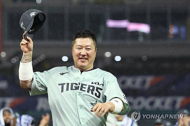 올스타 MVP 선정된 최형우 (인천=연합뉴스) 신현우 기자 = 6일 인천SSG랜더스필드에서 열린 2024 신한 SOL뱅크 KBO 올스타전 드림 올스타와 나눔 올스타의 경기에서 MVP로 선정된 나눔 KIA 최형우가 시상대로 향하고 있다. 2024.7.6 nowwego@yna.co.kr