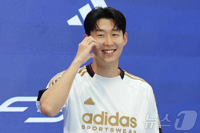 토트넘 손흥민이 6일 서울 영등포구 타임스퀘어에서 열린 아디다스 축구화 F50 발매 기념행사 '오직 스피드를 위해-SON IS COMING'에 참석해 포즈를 취하고 있다. 2024.7.6/뉴스1 ⓒ News1 김도우 기자