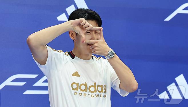 토트넘 손흥민이 6일 서울 영등포구 타임스퀘어에서 열린 아디다스 축구화 F50 발매 기념행사 '오직 스피드를 위해-SON IS COMING'에 참석해 포즈를 취하고 있다. 2024.7.6/뉴스1 ⓒ News1 김도우 기자