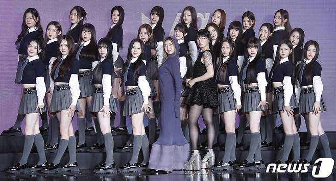 퍼포먼스 디렉터 리정, 모니카와 참가자들이12일 오전 서울 성동구 에스팩토리에서 열린 Mnet 서바이벌 프로그램 'I-LAND2 : N/a'(이하 아이랜드2) 제작발표회에서 포즈를 취하고 있다ⓒ News1 권현진 기자