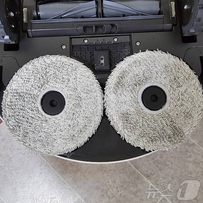 바닥에 흘린 탄산음료와 간장을 청소한 뒤 고온 스팀 세척을 거친 물걸레 모습.