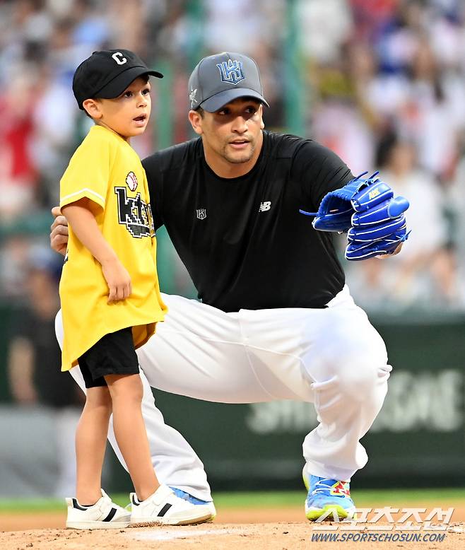 6일 인천 SSG랜더스필드에서 열린 2024 KBO 올스타전, 드림 쿠에바스가 아들과 함께 마운드에 오르고 있다. 인천=허상욱 기자wook@sportschosun.com/2024.07.06/