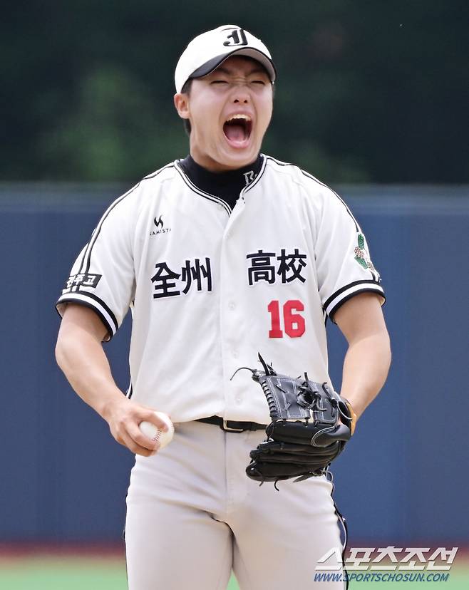 7일 서울 신월야구장에서 열린 제79회 청룡기 전국고교야구선수권대회 전주고와 충암고의 경기. 3회말 2사 만루에 등판한 전주고 정우주가 기합을 넣고 있다. 신월동=정재근 기자 cjg@sportschosun.com/2024.7.7/